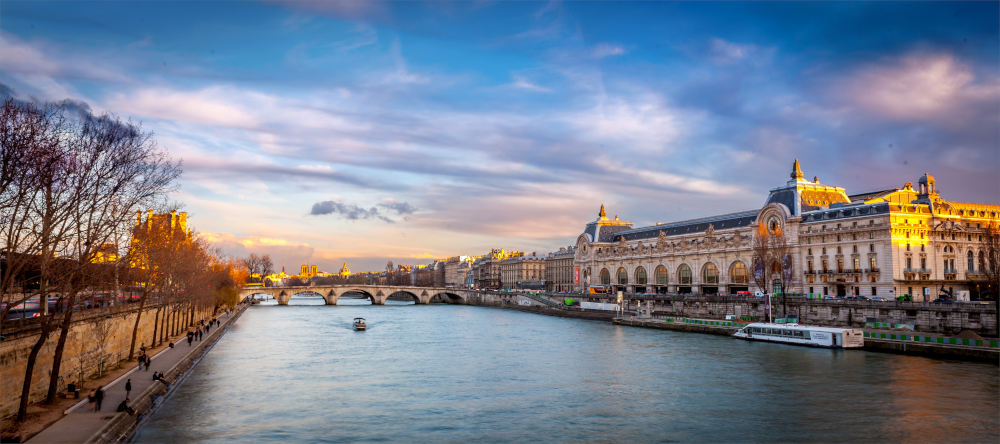 la seine avec des batiment de paris sur la rive